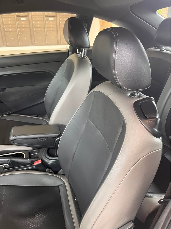 2015 Volkswagen Beetle 1.8T Classic Hatchback 2D - Photo 6